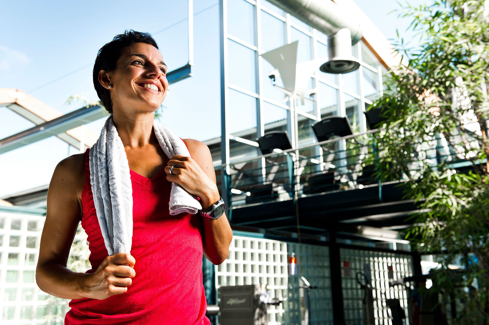 Fitness Training Frau Fit mit Trainingshandtuch
